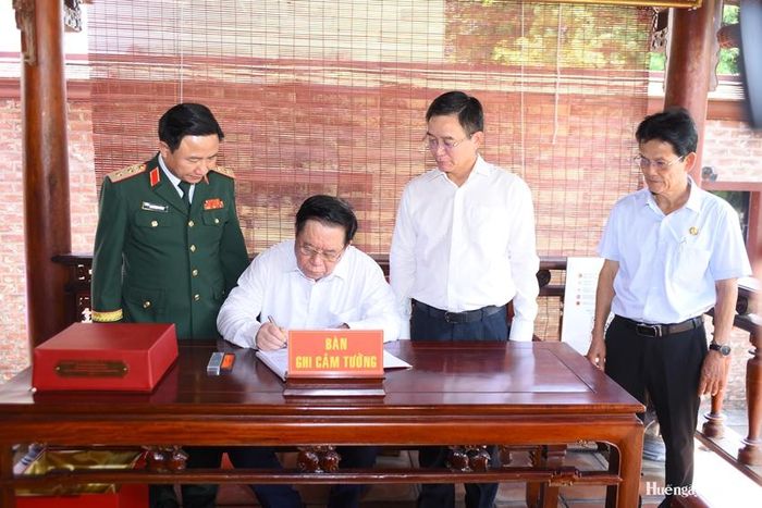 Đại tướng Nguyễn Trọng Nghĩa ghi sổ lưu niệm khi đến dâng hoa, dâng hương tại Bảo tàng Nguyễn Chí Thanh. 