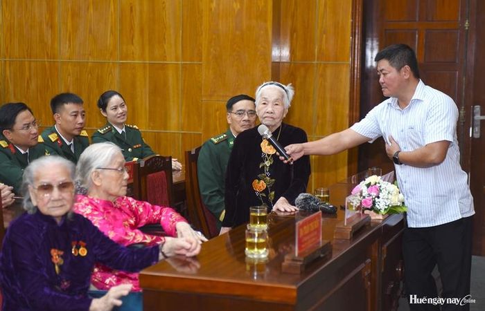 Đồng chí Nguyễn Thị Ngãi chia sẻ tại buổi lễ trao Huy hiệu Đảng.