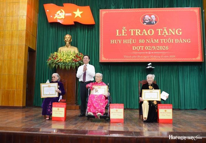  Đồng chí Nguyễn Đình Trung tặng quà đến các đảng viên lão thành.