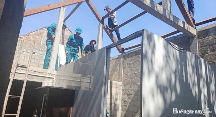 Lực lượng chức năng địa phương khắc phục giông lốc xảy ra vào ngày 18/6 vừa qua.