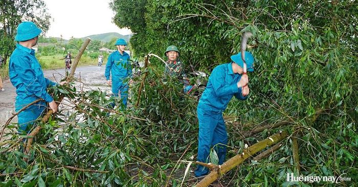 Khắc phục giông lốc tại TDP Cổ Bi, phường Phong Thái ngày 18/6 vừa qua.