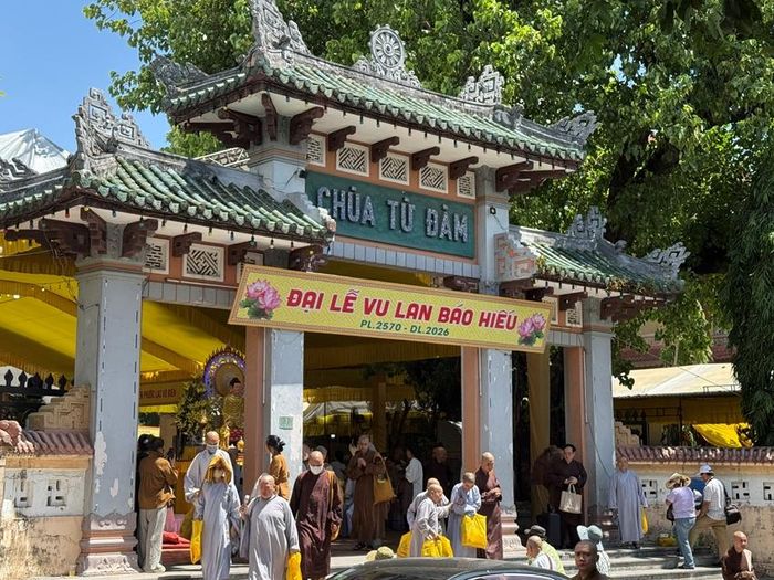 Ở Huế vào ngày lễ Vu Lan, rất đông Phật tử và cả những người ngoại đạo tìm đến chùa để nghe kinh báo hiếu, tưởng nhớ và hồi hướng công đức cho ông bà, cha mẹ. Ảnh minh họa: QT