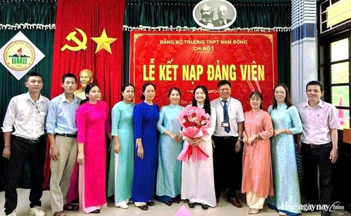 Tại một buổi lễ kết nạp Đảng là học sinh ở Đảng bộ Trường THPT Nam Đông  