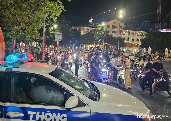  Lực lượng chức năng có mặt để phân luồng, đảm bảo an toàn giao thông, an ninh trật tự.