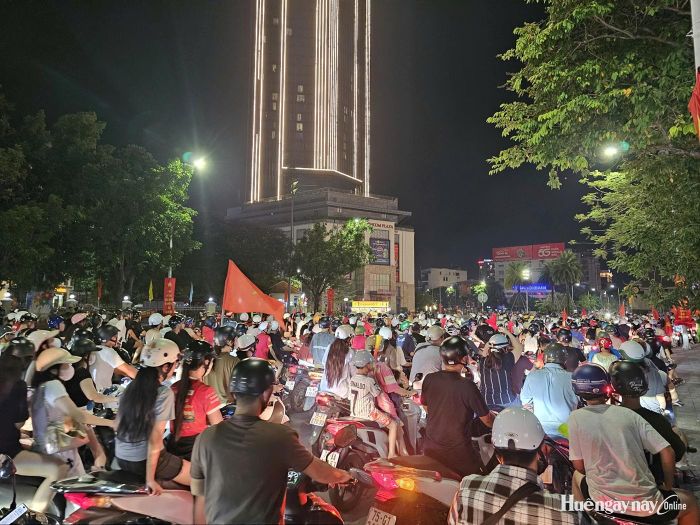 Ngay sau tiếng còi mãn cuộc, dòng người tập trung ra các tuyến đường trung tâm. 