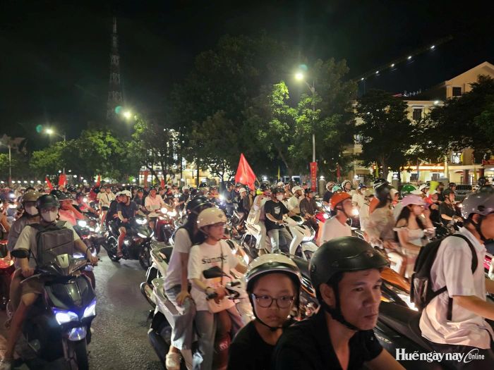 Dòng người nối đuôi nhau tạo nên không khí sôi động nhưng trật tự ở nhiều tuyến đường trung tâm TP. Huế. 