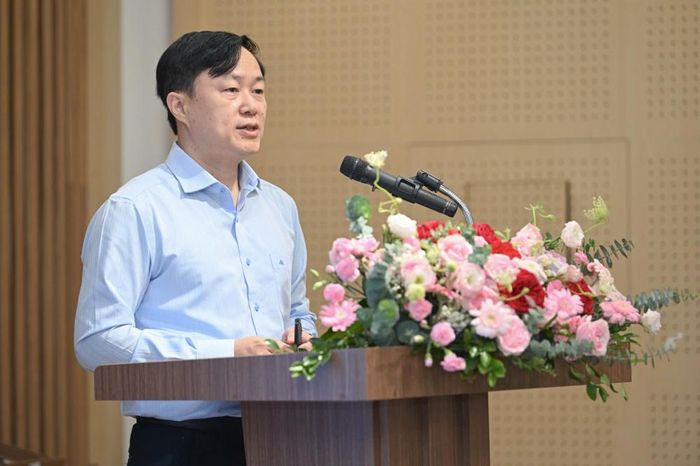 Ông Trần Hải Nam, Phó Cục trưởng Cục Tiền lương và Bảo hiểm xã hội, Bộ Nội vụ, phát biểu tại Hội nghị.