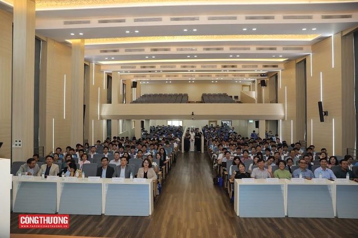 Họp báo thu hút đông đảo đại biểu và sinh viên tham gia