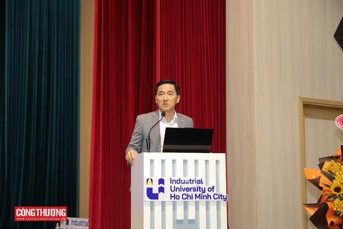 Ông Giang Cao Tuấn - Chủ tịch Hiệp hội Kỹ sư Điều hòa Không khí, Sưởi và Làm lạnh Hoa Kỳ tại Việt Nam phát biểu chào mừng