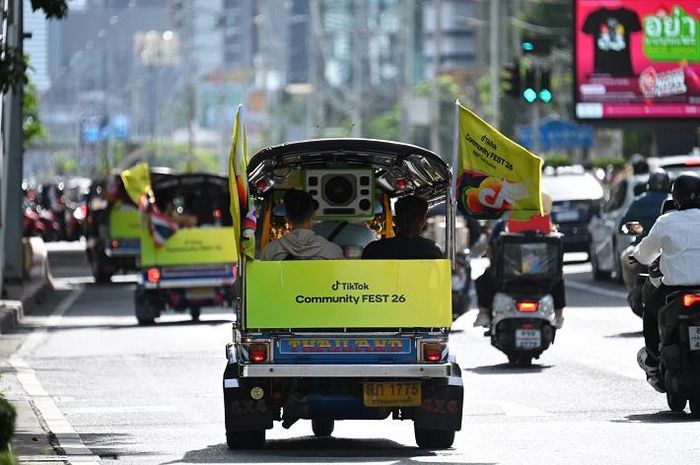 Xe TukTuk đưa các nhà sáng tạo nội dung tham gia tour trải nghiệm văn hóa tại phố Song Wat ở Bangkok