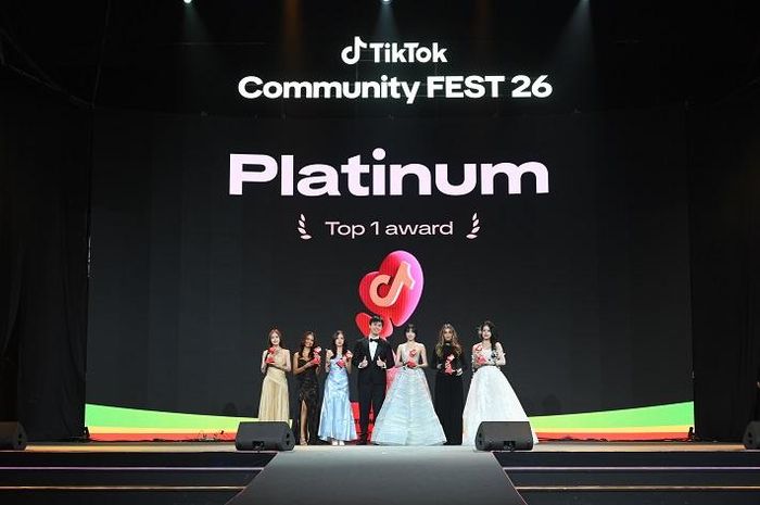@bun_xig5 (bên phải ngoài cùng) được vinh danh ở Hạng mục Platinum trong Lễ trao giải TikTok LIVE Community Fest 2026
