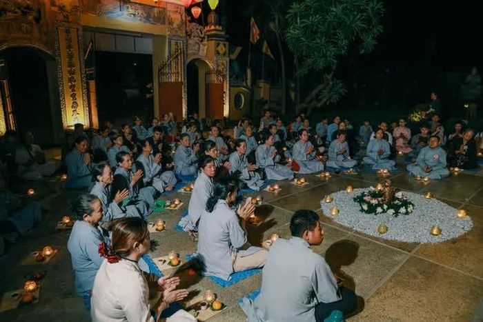 Âm nhạc, lời ca và không gian thiền vị hòa quyện, đưa cảm xúc của người tham dự đi từ những hồi tưởng riêng tư đến sự đồng cảm chung về tình cha mẹ