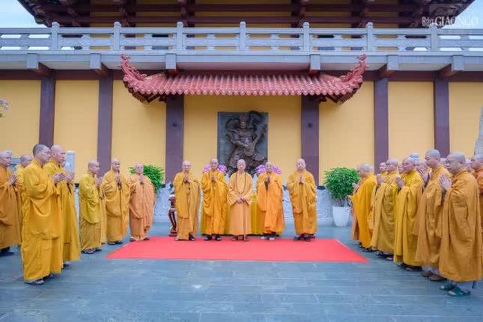 Đức Pháp chủ, chư tôn Trưởng lão Hoà thượng Hội đồng Chứng minh, Ban Trị sự Phật giáo TP.HCM trước bảo tháp Đa Bảo