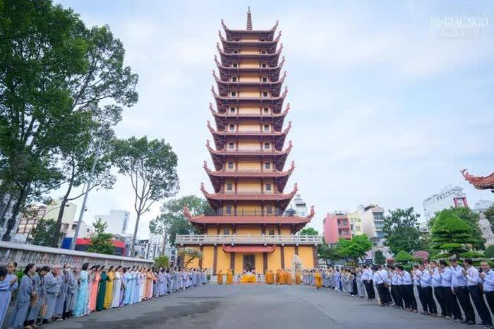 Bảo tháp Đa Bảo trong khuôn viên Việt Nam Quốc Tự, công trình tưởng niệm Pháp nạn 1963, nơi tôn trí vĩnh viễn xá-lợi Trái tim Bồ-tát Thích Quảng Đức, bảo vật linh thiêng của Phật giáo Việt Nam