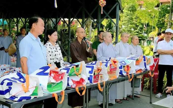 Thượng tọa Thích Phước Lượng động viên người dân