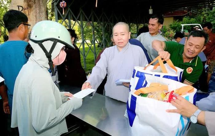 Ni sư Thích nữ Như Nguyệt tặng quà