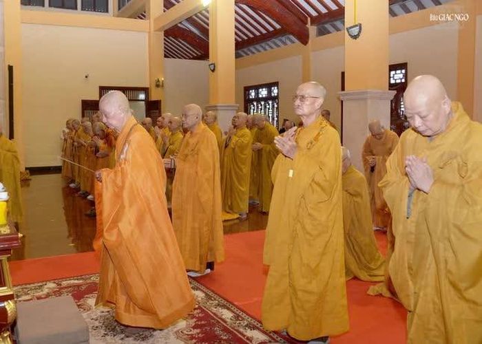 Đức Pháp chủ GHPGVN thắp hương tưởng niệm Trưởng lão Hòa thượng Thích Tâm Châu
