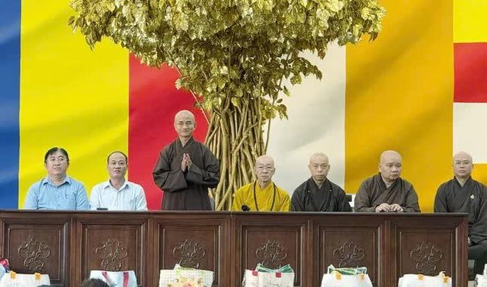 Thượng tọa Thích Thiện Quý phát biểu tại buổi trao quà tại chùa Phổ Quang