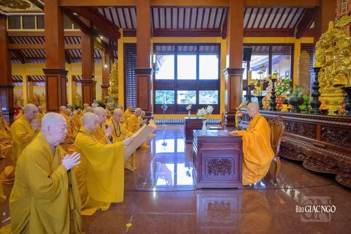 Đức Pháp chủ hứa khả trước Đại tăng - Ảnh: Tâm Quý