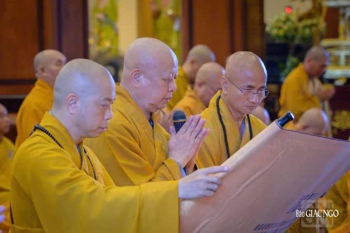 Hòa thượng Thích Lệ Trang cung tuyên văn cung thỉnh Chứng minh, Tuyên luật sư Đại giới đàn Thanh Kiểm - Ảnh: Tâm Quý