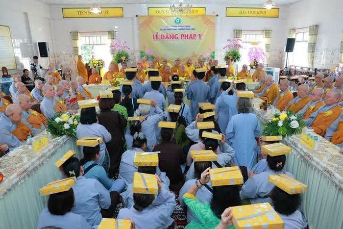 Đạo tràng Phật tử Ni viện Phước Long dâng pháp y
