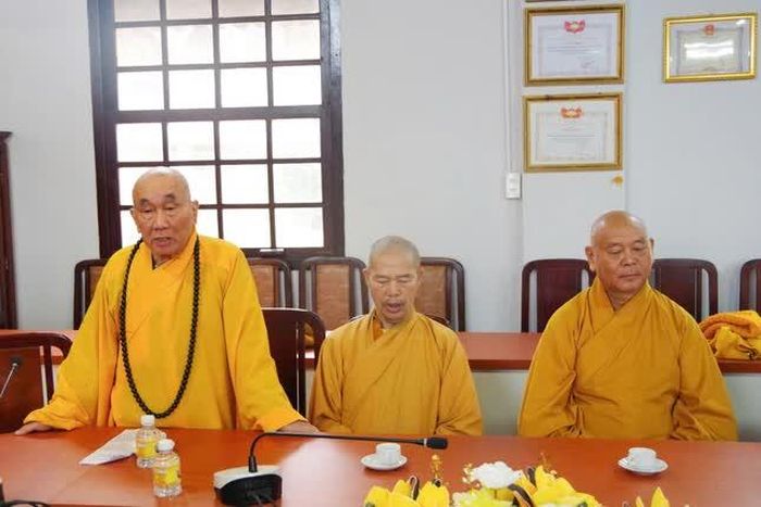 Hòa thượng Thích Thanh Tân cảm ơn sự quan tâm, tình cảm và lời chúc mừng của Bộ Chỉ huy Quân sự tỉnh
