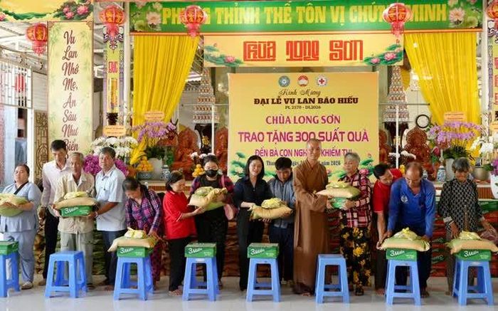 300 phần quà tổng trị giá 75 triệu đồng trao đến bà con trên địa bàn xã