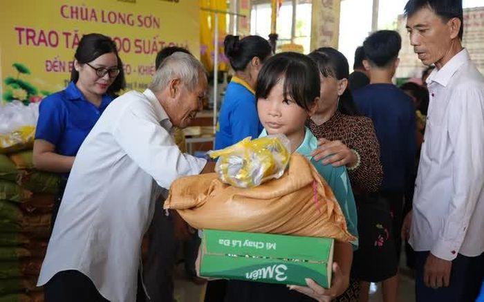 Đây là hoạt động được chùa Long Sơn duy trì hàng năm, chia sẻ yêu thương nhân mùa Vu lan - Báo hiếu
