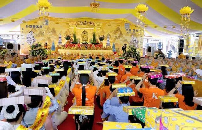 Dâng y cúng dường chư Tăng Ni sau ba tháng hạ an cư