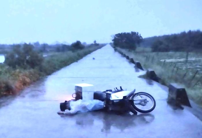 Hai nạn nhân là chị N.T.N và em dâu là chị V.T.T. Nguyên nhân ban đầu được xác định do sét đánh khi hai người đang trên đường đi làm về.