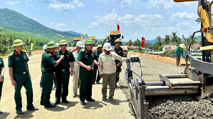 Thiếu tướng Nguyễn Hữu Ngọc, Tổng giám đốc Tổng công ty Xây dựng Trường Sơn (Binh Đoàn 12, thứ 2 phải qua, hàng trên cùng) cùng lãnh đạo công ty thường xuyên kiểm tra, đôn đốc các đơn vị thi công, đảm bảo tiến độ tại các dự án cao tốc Bắc - Nam qua Gia Lai, sân bay Phù Cát...