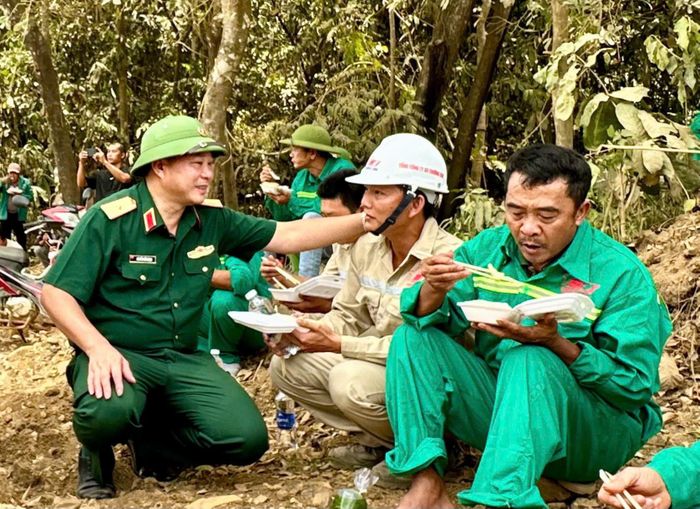 Lãnh đạo Tổng công ty Xây dựng Trường Sơn động viên, thăm hỏi các cán bộ, kỹ sư, công nhân trên công trường cao tốc, sân bay Phù Cát, nỗ lực thi công đẩy tiến độ dự án.