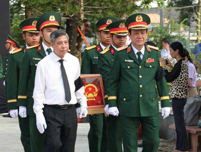 Lãnh đạo TP Cần Thơ tiễn đưa hài cốt liệt sĩ về nơi an táng.