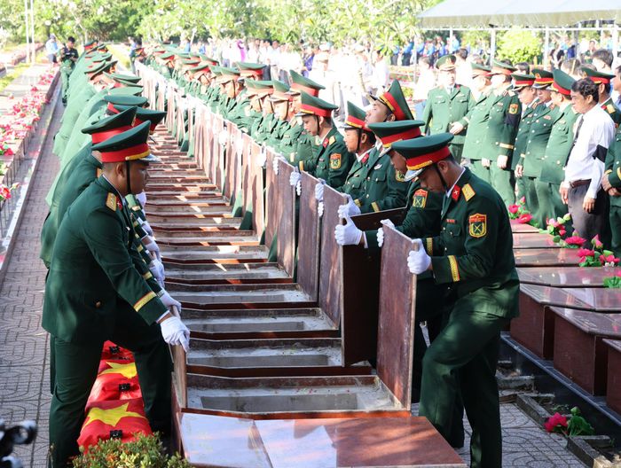 Đội nghi lễ thực hiện nghi thức an táng hài cốt liệt sĩ tại Nghĩa trang liệt sĩ TP Cần Thơ.