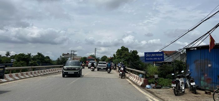 Người dân hiếu kỳ kéo đến hiện trường vụ việc.