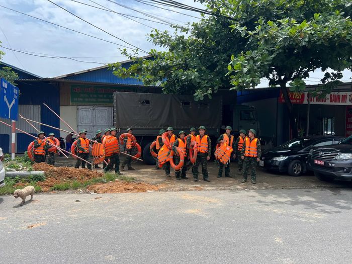 Lực lượng quân đội tiếp tục được huy động đến hiện trường.