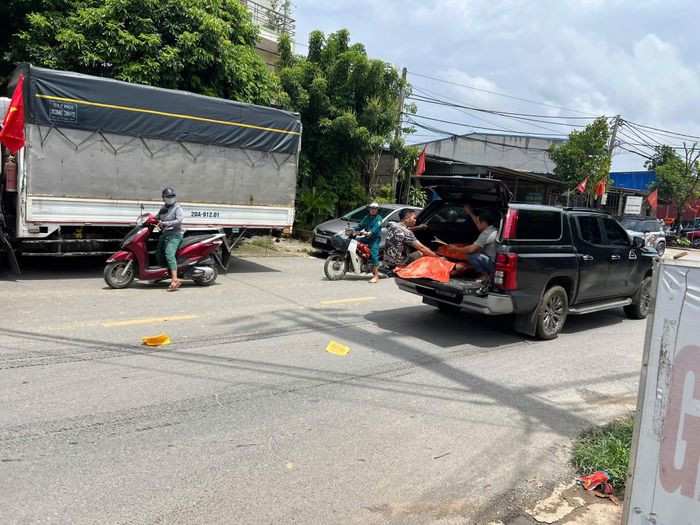 Người thân đưa thi thể nạn nhân đầu tiên về địa phương tổ chức hậu sự.