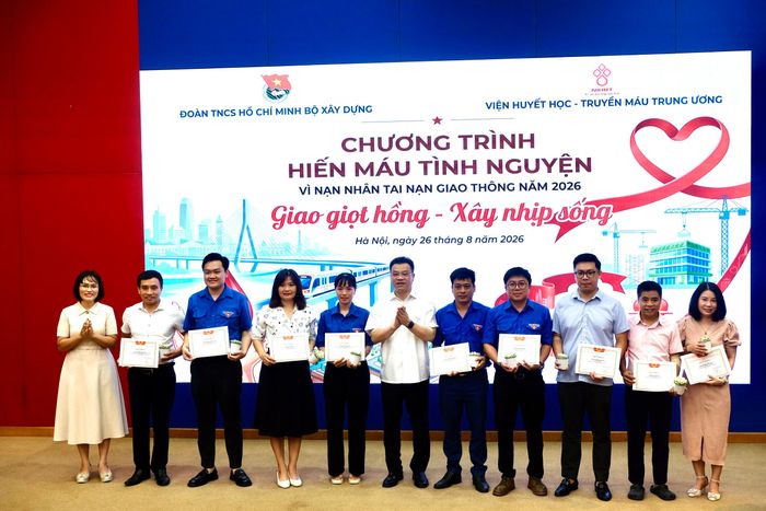 3 tập thể và 43 cá nhân có thành tích xuất sắc trong hoạt động hiến máu tình nguyện được trao tặng giấy khen tại chương trình (Ảnh: Thanh Tùng).