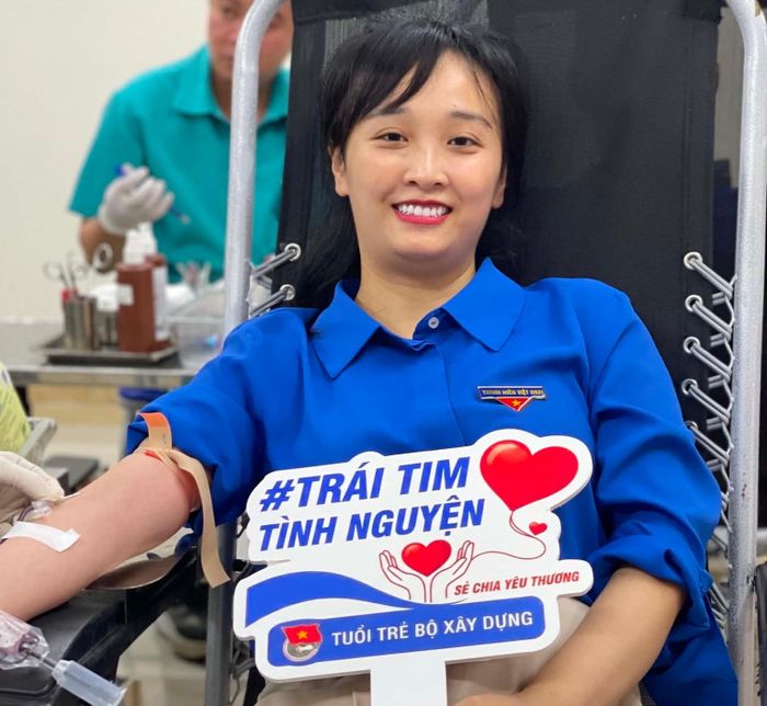 Bí thư Đoàn Thanh niên Bộ Xây dựng Nguyễn Diệu Linh tham gia hiến máu tại chương trình (Ảnh: Thanh Tùng).