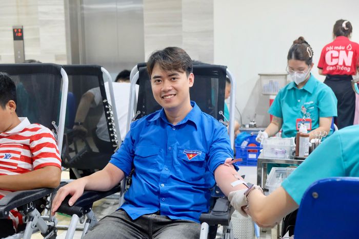 Các đoàn viên Đoàn Thanh niên Báo Xây dựng tích cực hưởng ứng hoạt động hiến máu tình nguyện do Đoàn Thanh niên Bộ Xây dựng tổ chức.
