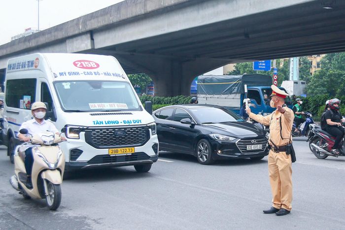 Cùng thời điểm, trên tuyến đường Nguyễn Xiển đoạn các lối xuống từ đường Vành đai 3 trên cao, Đội CSGT đường bộ số 7 cũng bố trí cán bộ, chiến sĩ tổ chức kiểm soát các phương tiện kinh doanh vận tải hành khách, hàng hóa lưu thông trên tuyến.