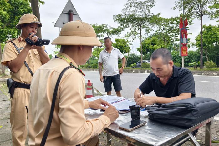 Tài xế xe khách là D.V.X (SN 1976, trú tại Hà Nội) thừa nhận lỗi vi phạm. Theo quy định, hành vi của tài xế này bị xử phạt 700.000 đồng.