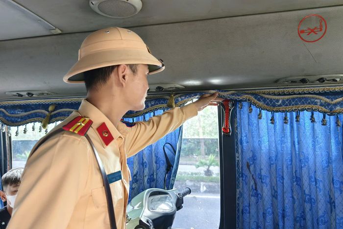 Ngoài kiểm soát về giấy tờ, Đội CSGT đường bộ số 9 cũng tập trung kiểm tra việc chấp hành các quy định về điều kiện của người điều khiển, phương tiện và hoạt động kinh doanh vận tải; quy định liên quan đến thiết bị giám sát hành trình, thiết bị ghi nhận hình ảnh người lái xe...