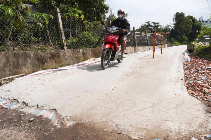 Người dân mở đường tạm để lưu thông chờ dự án triển khai.
