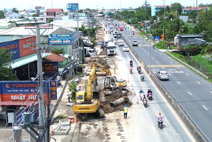 Đoạn quốc lộ 1 ở cửa ngõ Đồng Tháp đang được thay thế hệ thống công thoát nước, chống ngập.