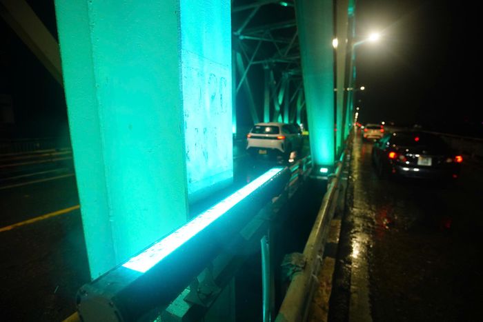Trao đổi với Báo Xây dựng, ông Nguyễn Đức Hưng - Giám đốc Trung tâm Quản lý hạ tầng kỹ thuật TP Hà Nội cho biết, hệ thống đèn LED được đơn vị triển khai lắp đặt ở cầu Nhật Tân từ tháng 2/2026, cầu Chương Dương tháng 7/2026 và 16 cầu vượt bộ trên địa bàn Thủ đô. Dự kiến, chúng tôi sẽ đề xuất với Sở Xây dựng Hà Nội tiếp tục cho phép triển khai lắp đặt hệ thống đèn LED trên loạt cầu vượt sông, cầu vượt bộ để tạo điểm nhấn, cảnh quan riêng về đêm".