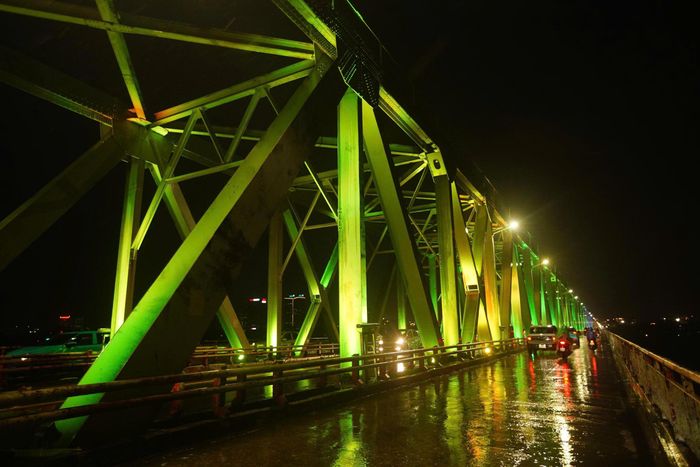 Chị Nguyễn Thuỳ Trang (Phường Long Biên, Hà Nội) cho biết: "Việc bổ sung hệ thống chiếu sáng LED tạo thêm một diện mạo mới cho cây cầu, nhất là khi nhìn từ xa vào ban đêm. Những dải ánh sáng chạy dọc kết cấu thép giúp các nhịp cầu hiện lên rõ nét, đồng thời tạo thêm một điểm nhấn cảnh quan trên sông Hồng". 
