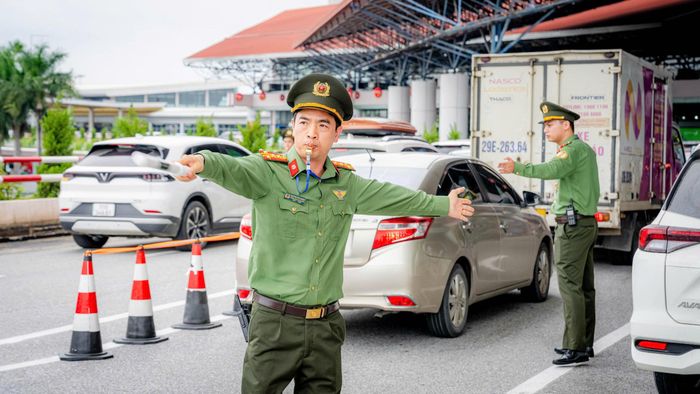 Công an cửa khẩu Cảng hàng không quốc tế Nội Bài điều tiết các luồng phương tiện tiếp cận nhà ga, linh hoạt điều chỉnh phù hợp với tình hình thực tiễn và bố trí rõ ràng các khu vực đỗ xe (Ảnh Phan Công). 
