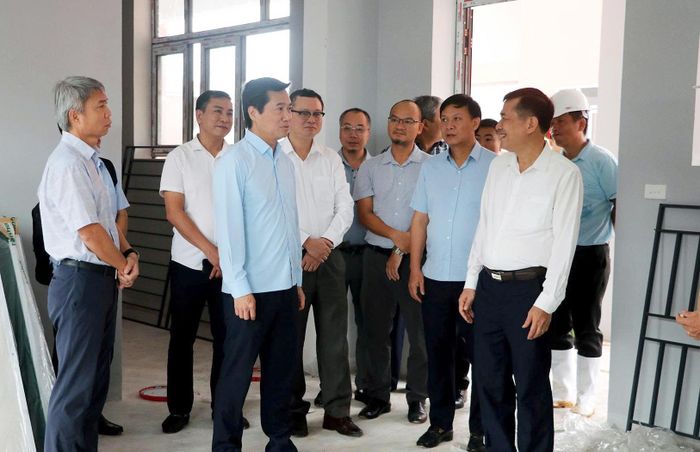 Bên cạnh việc đề nghị địa phương tiếp tục tập trung nhân lực cho giai đoạn cuối, Thứ trưởng Nguyễn Tường Văn cũng lưu ý chủ đầu tư và các đơn vị thi công phải đảm bảo chất lượng kỹ thuật công trình. Đồng thời, rút kinh nghiệm khi thực hiện giai đoạn 2 (Ảnh: P. Quỳnh).