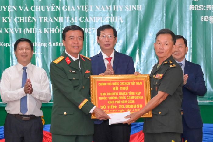Đại tá Nguyễn Việt Thắng, Chính ủy Bộ CHQS tinh, Phó trưởng Ban Chuyên trách tỉnh An Giang, thừa ủy quyền của Ban Chuyên trách Chính phủ Việt Nam, trao kinh phí hỗ trợ Ban Chuyên trách tỉnh Kep trị giá 20.000 USD phục vụ công tác phối hợp tìm kiếm, quy tập hài cốt liệt sĩ trong mùa khô 2026-2027.